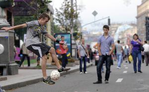 Improvisado partidillo de fútbol en una calle de Kiev