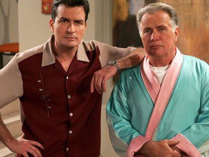 Charlie y Martin Sheen en una escenade de &#039;Dos hombres y medio&#039;.