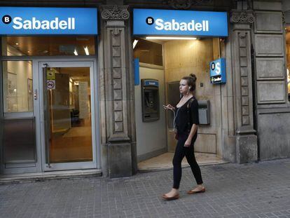 Oficina del banco Sabadell en la Rambla de Cataluña de Barcelona.
