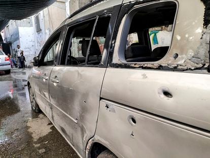 Un coche dañado por las balas en el campamento de refugiados de Nur Shams, cerca de la ciudad cisjordana de Tulkarem, este martes