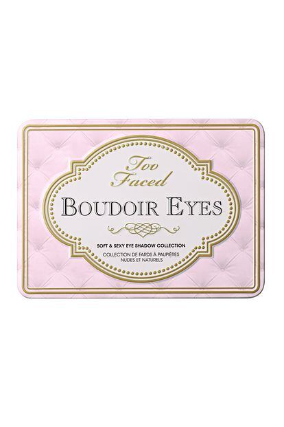 Too faced también se suma a la estética vintage con el packaging de una de sus paletas de ojos, 'Boudoir Eyes' (35,50 euros). Sus sombras, en colores neutros, son perfectas para recrear esa característica mirada marcada de las 'flappers'.