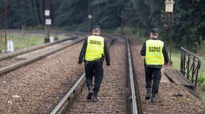 Guardas de seguridad polacos participan en la búsqueda del tren del oro nazi, en Walbrzych (Polonia), el 4 de septiembre de 2015.