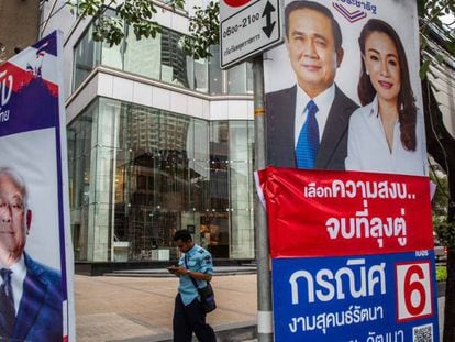 Un hombre camina este lunes en Bangkok entre carteles electorales. En vídeo, declaraciones de los responsables de la Comisión Electoral de Tailandia.