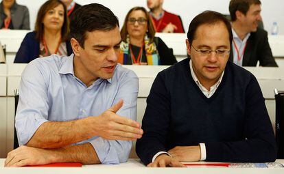 Sánchez y Luena, este lunes en el comité federal del PSOE.