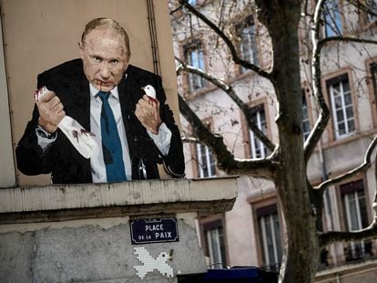 Una pintura que representa al presidente ruso, Vladímir Putin, matando a una paloma, en la Place de la Paix en Lyon (Francia).