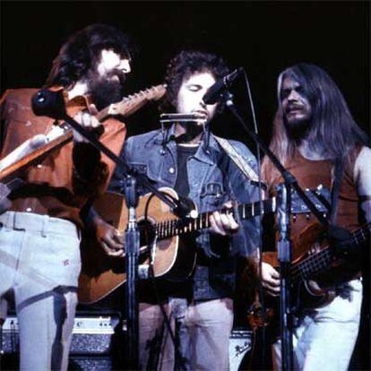 George Harrison (izquierda), Bob Dylan (centro) y Leon Russel, en el concierto por Bangladesh de 1971.