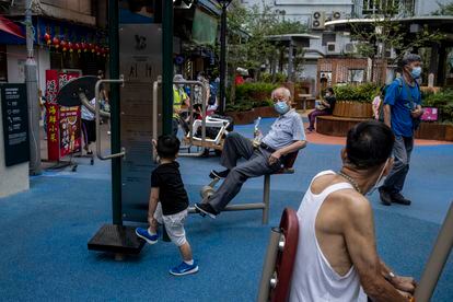 Un anciano con mascarilla hacía ejercicio en un parque de Hong Kong (China), el 6 de mayo.