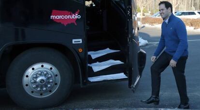 Marco Rubio se dispone a subir al autobús de su gira electoral.