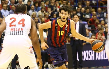 Abrines, con el balón, ante Samuels.