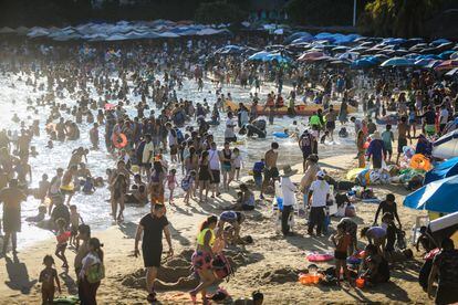 Turistas celebran el primer día del año en un balneario de Acapulco, en el estado de Guerrero.
