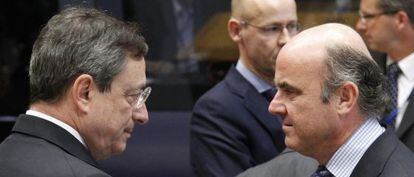 Mario Draghi habla con el responsable de Econom&iacute;a, Luis de Guindos. 