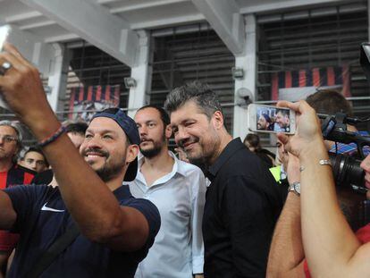 Marcelo Tinelli se fotograf&iacute;a con hinchas de San Lorenzo.