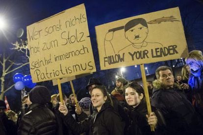 Una de las pancartas durante la manifestación a favor de la diversidad de razas en Colonia mostraba la imagen de Hitler y la frase "Sigan a su líder".