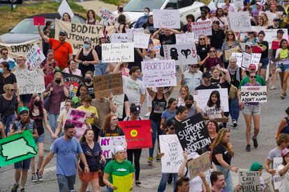 Defensores del derecho al aborto participan en una manifestación un día después de que el Supremo anulara la sentencia Roe contra Wade