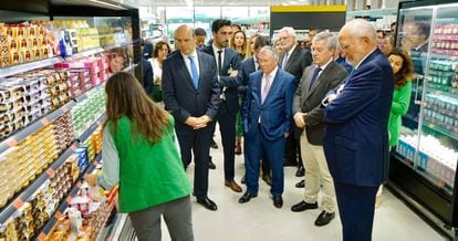 Juan Roig, presidente de Mercadona, durante la inauguraci&oacute;n de la primera tienda de la compa&ntilde;&iacute;a en Portugal..