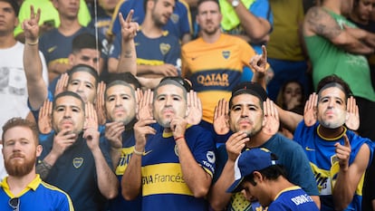 Fanáticos de Boca Juniors usan máscaras de Riquelme durante la primera candidatura vicepresidencial del ídolo, en 2019.