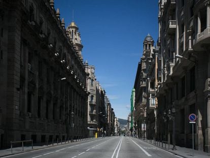 La Via Laietana de Barcelona, completament buida durant el confinament.
