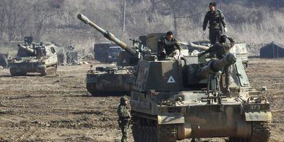 Soldados del Ejército surcoreano realizan maniobras este lunes.