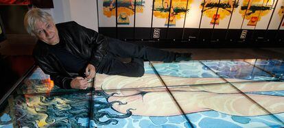 El dibujante Milo Manara posa con uno de sus dibujos.