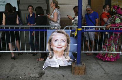 Colas para ver a Hillary Clinton en la firma de su nuevo libro en Nueva York