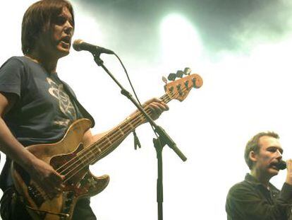 Los hermanos Jim y William Reid de la banda escocesa The Jesus and Mary Chain durante una actuación en Barcelona en 2007. 
