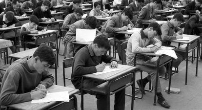 J&oacute;venes estudiantes se examinan de rev&aacute;lida de sexto de Bachillerato,1967.