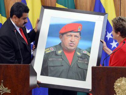 Maduro regala a Rousseff una foto de Chávez.