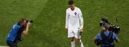 Cristiano abandona el terreno de juego tras caer eliminado con Portugal.