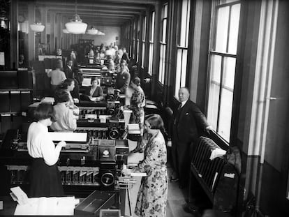 Varias personas perforan tarjetas con información recopilada por el censo con máquinas de Hollerith, en Londres, en junio de 1932.