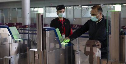 Un pasajero escanea su billete de avión, en un aeropuerto en París (Francia).