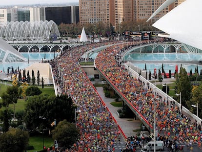 Los más de 19.000 corredores del Maratón de Valencia durante la salida.