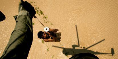 Un campesino es rescatado por un helicóptero de la Armada paquistaní en la región de Ghaus Pur, en la provincia de Sindh.