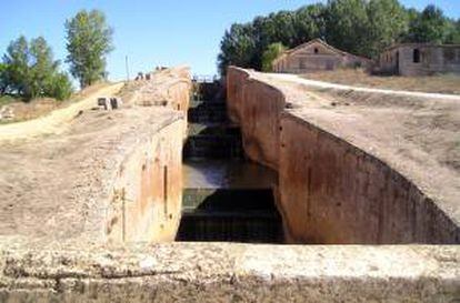 Un tramo del Canal de Castilla cercano a la localidad palentina de Frómista. EFE/Archivo