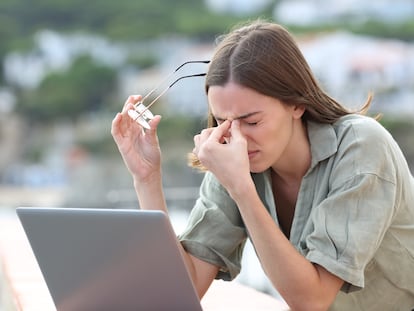 La mayoría de los participantes en una encuesta con 720 personas y un centenar de especialistas reconoció la dependencia de gafas o lentillas para desarrollar sus tareas diarias.