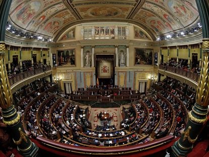 Panorámica del Congreso de los diputados, con la Mesa al fondo del hemiciclo.
