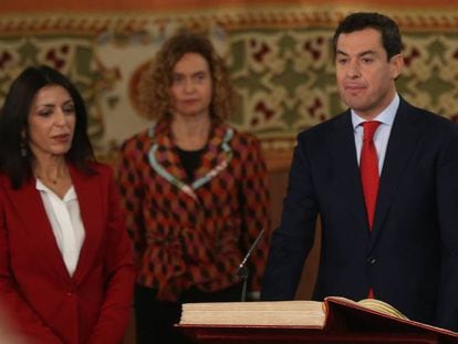 Juan Manuel Moreno, junto a Marta Bosquet, presidenta de la Cámara, durante la investidura del primero como presidente de la Junta de Andalucía.