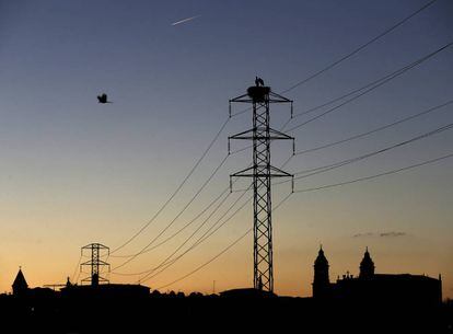 Una torre de un tendido eléctrico cercano a la Catedral de Pamplona