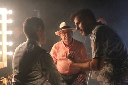 El actor Rafael Castillo y el director Jorge Peña preparan una escena para 'Emilio Prados, cazador de nubes'.
