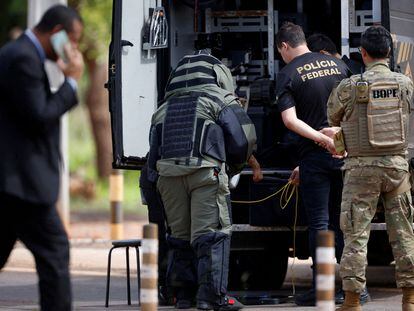 Fuerzas de seguridad brasileñas, el sábado en la zona de Brasilia donde fue hallado el artefacto explosivo.