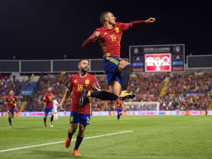 La selección de Lopetegui doblega a Albania con tres buenos goles y otro partido notable de Isco, y logra la clasificación para Rusia 2018 tras el empate de Italia con Macedonia