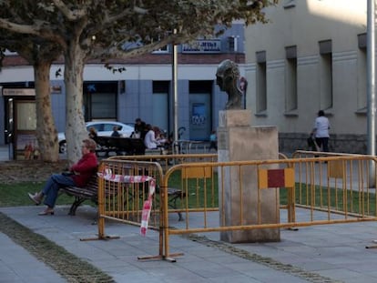 Vista del busto de Lluís Companys tras ser recolocado hoy por operarios del Ayuntamiento.