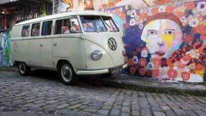 Fotografía tomada el pasado 26 se septiembre en la que se registró en una calle de Sao Paulo un modelo de Kombi, la mítica furgoneta "hippie" de Volkswagen que se fabricó en Brasil desde 1957.