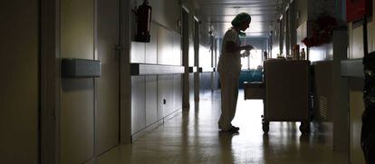 Una enfermera en la maternidad del Hospital La Paz. 