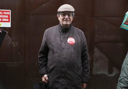 El jubilado Rafael Díaz tiene 71 años y cobra una pensión de 1.700 euros. Díaz explica que ha trabajado en El Corte Inglés y pide en la manifestación "una pensión justa para todos".