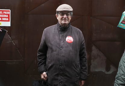 El jubilado Rafael Díaz tiene 71 años y cobra una pensión de 1.700 euros. Díaz explica que ha trabajado en El Corte Inglés y pide en la manifestación "una pensión justa para todos".