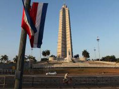 Un hombre se transporta en bicicleta frente a la Plaza de la Revolución de La Habana (Cuba), donde mañana se efectuará el desfile por el Día Internacional de los Trabajadores.