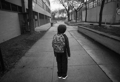 Tavon Tanner de 11 años, caminando hacia su colegio, en Chicago (Estados Unidos), para asistir a clase durante algunas horas y recuperar las jornadas lectivas perdidas por la recuperación de su herida de bala.