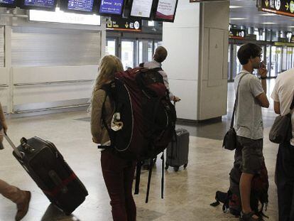 Viajeros en el aeropuerto Adolfo Su&aacute;rez Madrid-Barajas.