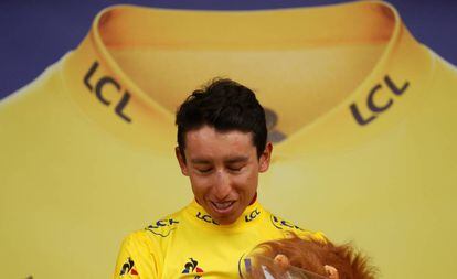 Egan Bernal, de amarillo en el podio.