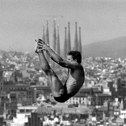 Un saltador se entrena en la Piscina Municipal de Montjuïc, antes del inicio de los Juegos Olímpicos de Barcelona 1992, con las torres de la Sagrada Familia como fondo. La piscina, inaugurada en 1929, fue remodelada para acoger la competición de saltos.